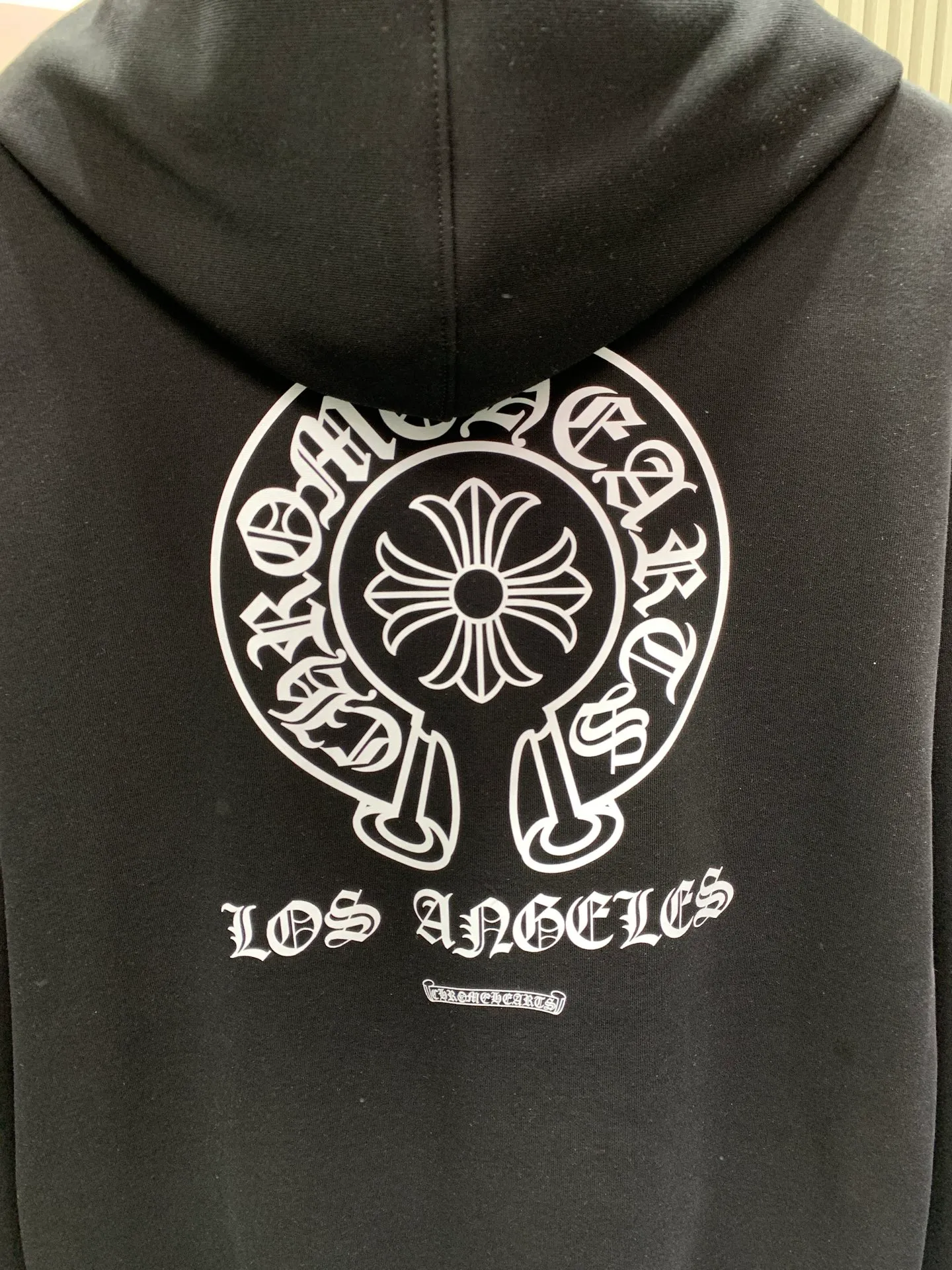 P260 Chrome Hearts Chrome Hearts Chrome New York City limited zipper jacket. Purchased and developed on the official website at 7999. 400 grams of pure cotton➕silver fox velvet. The fabric is made of 400 grams of thin velvet coarse fish scale fabric. The printing is based on the original version and is printed with hand glue. The finished product is sanded and washed to shape. It feels excellent. Genuine antique silver and aged chain heads. The overall routing is straight and delicate. The fabric is comfortable and soft. The color is consistent without color difference. It can be matched with the same style to create a fashionable look. Manage various occasions. Customized accessories Complete three standards, same style for men and women